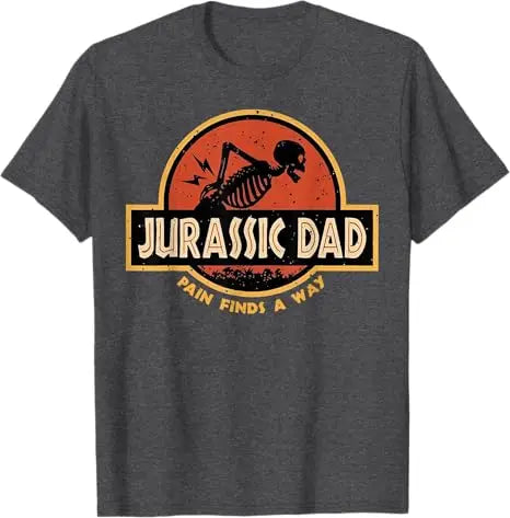 T-shirt humoristique et sarcastique « Jurassic Dad Pain Finds A Way » avec squelette, style Y2K, citation de blague préhistorique pour papa, humoristique, pour parents, vêtements cool