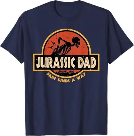 T-shirt humoristique et sarcastique « Jurassic Dad Pain Finds A Way » avec squelette, style Y2K, citation de blague préhistorique pour papa, humoristique, pour parents, vêtements cool