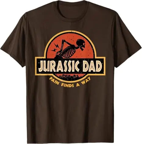 T-shirt humoristique et sarcastique « Jurassic Dad Pain Finds A Way » avec squelette, style Y2K, citation de blague préhistorique pour papa, humoristique, pour parents, vêtements cool