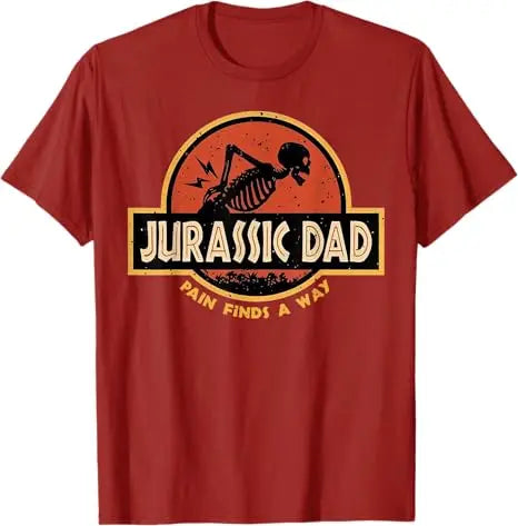 T-shirt humoristique et sarcastique « Jurassic Dad Pain Finds A Way » avec squelette, style Y2K, citation de blague préhistorique pour papa, humoristique, pour parents, vêtements cool