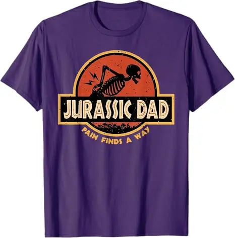 T-shirt humoristique et sarcastique « Jurassic Dad Pain Finds A Way » avec squelette, style Y2K, citation de blague préhistorique pour papa, humoristique, pour parents, vêtements cool