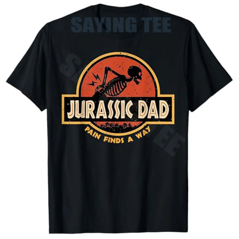 T-shirt humoristique et sarcastique « Jurassic Dad Pain Finds A Way » avec squelette, style Y2K, citation de blague préhistorique pour papa, humoristique, pour parents, vêtements cool